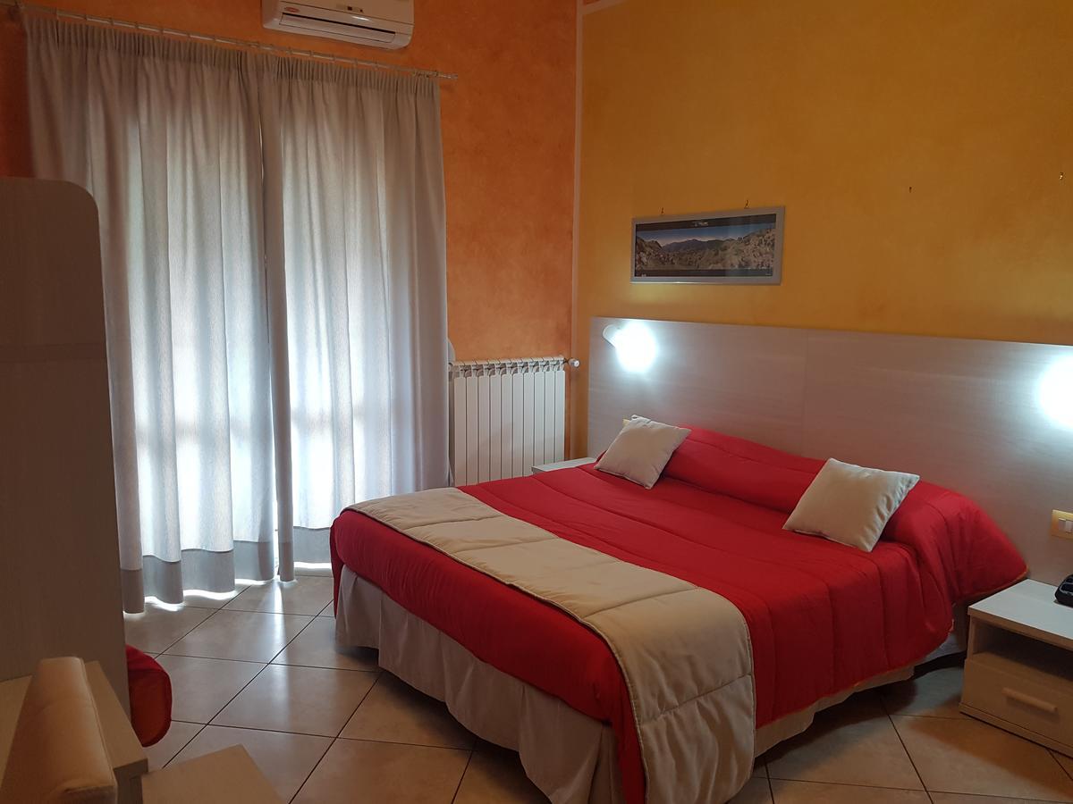 Bed and Breakfast Il Laghetto Кастровиллари Экстерьер фото